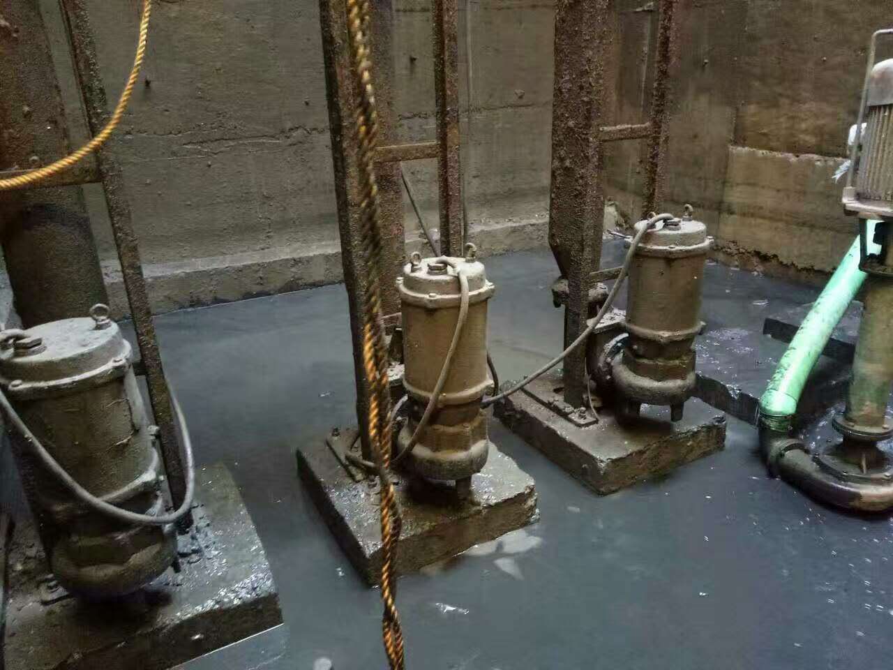 新民污水池清理