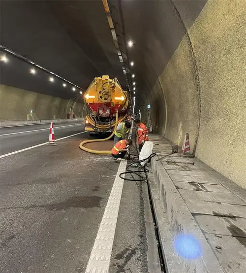 新民隧道排水渠清淤